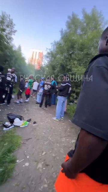 Иностранные студенты отдыхают после пар в Екатеринбурге.