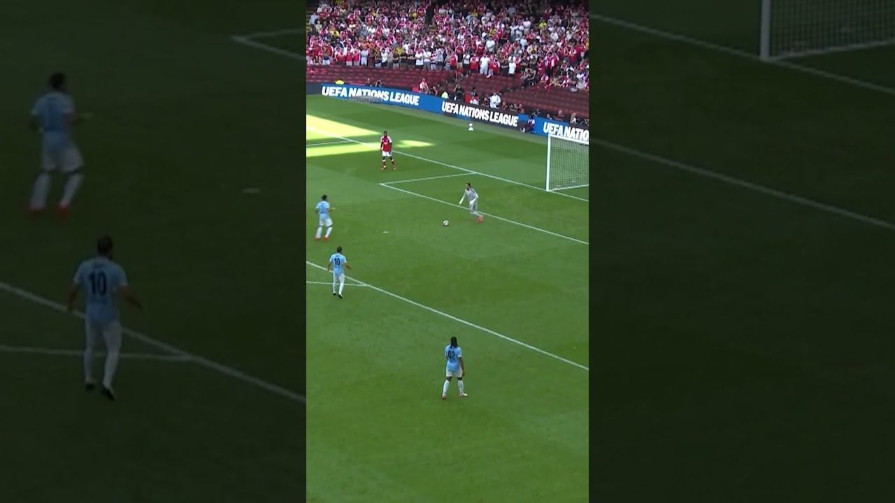 MARTIN ØDEGAARD BØSSING THE MIDFIELD!