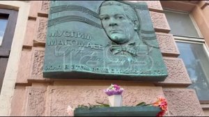 Цветы у памятника Муслима Магомаева в Москве
