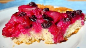 Пирог бисквитный с малиной, чёрной смородиной и яблоками. Ароматный десерт с лёгкой кислинкой.