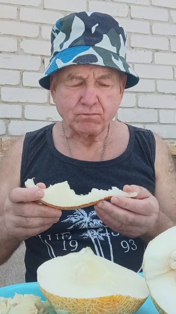 На перекус дыня. Приятного всем аппетита.