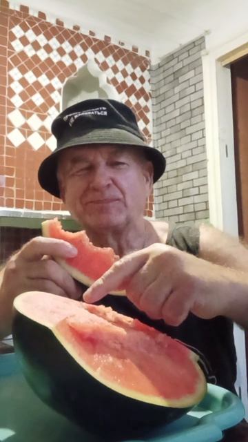 Ем арбуз черный принц бессемянный. Приятного всем аппетита.