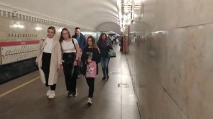 Станция метро Владимирская интерьер пассажиры поезда Ленинград (СПб)
