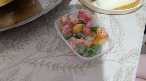 Мы в гостях едим конфеты и дыню
