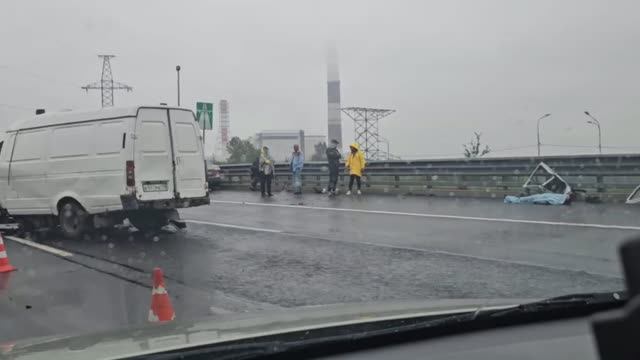 На КАДе в Шушарах произошло массовое ДТП с восьмью машинами.Погибли водитель и пассажир 
