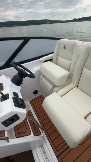Velvette 24 Euphoria в деталях: кокпит, каюта и катер на воде