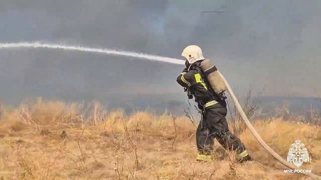 Сотрудники МЧС России ликвидировали возгорание сухой растительности в пригороде Элисты