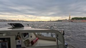 Экскурсия на катере по каналам, речкам и Неве в Питере