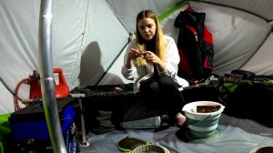 Рыбачу на 30ти метровой глубине  Ловим Уральскую селедку с ночевкой на льду.mp4