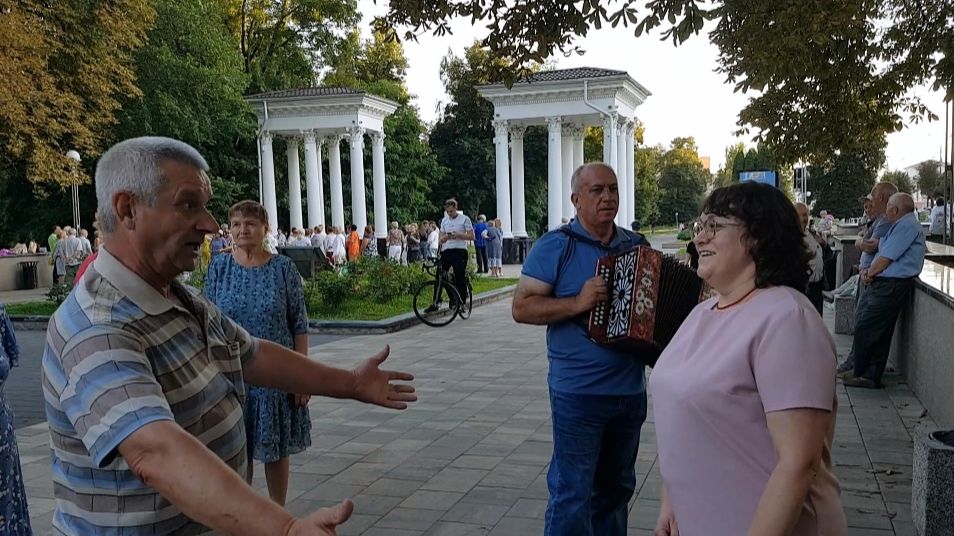 20260816 Частушки под гармонь Жители г Орла орловчане поют танцуют в парке ПКиО гармошка город Орёл