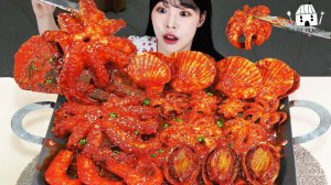 Мукбанг - морепродукты и креветки и осьминог - крупный план