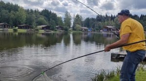 поимка карпа на песчаном берегу