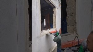 использование бензорезока для увеличения оконных проёмов