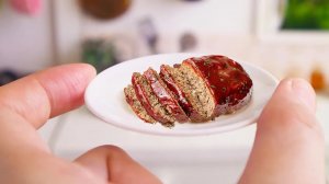Миниатюрная еда: мясной рулет с моцареллой