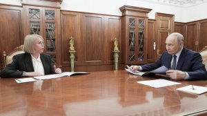Владимир Путин с губернатором Ненецкого автономного округа Ириной Гехт, Кремль, 17 августа 2026 года