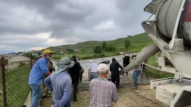 В селе Средний Арадирих продолжается бетонирование улиц
