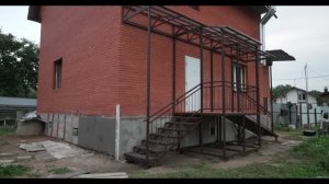 Большое крыльцо, лестница и пандус под навесом