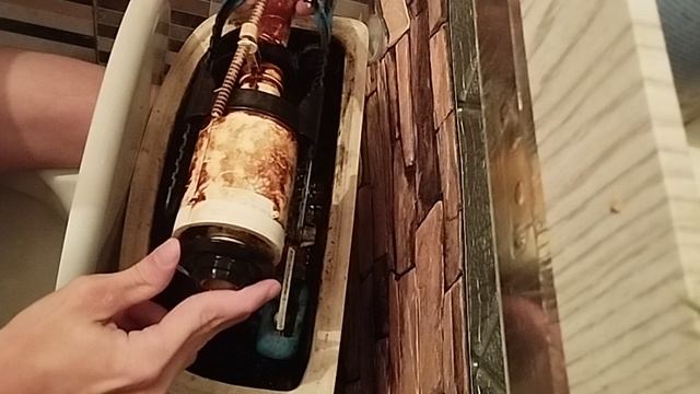 как отремонтировать сливной клапан в бачке униткааза ЛВЧД 1