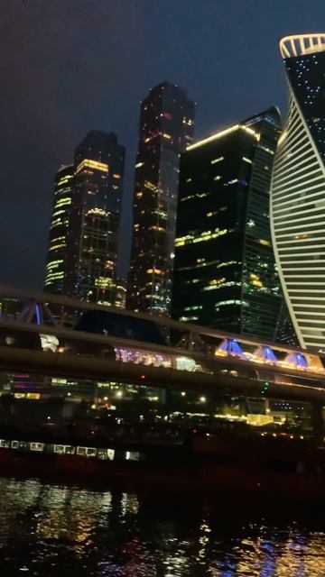 «Москва‑Сити» в вечерних огнях