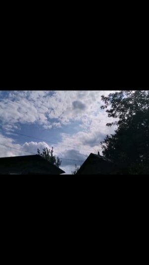 17-08-2026. Лежу, загораю) авиашоу смотрю🤭 это ещё высоко летят 🤣 Дождя не будет😂