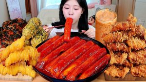 Мукбанг - жареная курица и токпокки - корейский стиль, еда на камеру