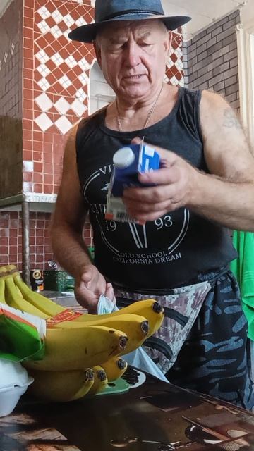 Распаковка продуктов из магазина.