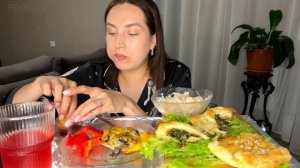 ДОМАШНЯЯ КУХНЯ | МУКБАНГ | курочка под сырной шапочкой, пеновани + груша и камамбер 🧀 не ASMR