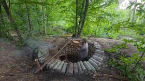 Строительство уютного бревенчатого домика с гигантским глиняным камином _