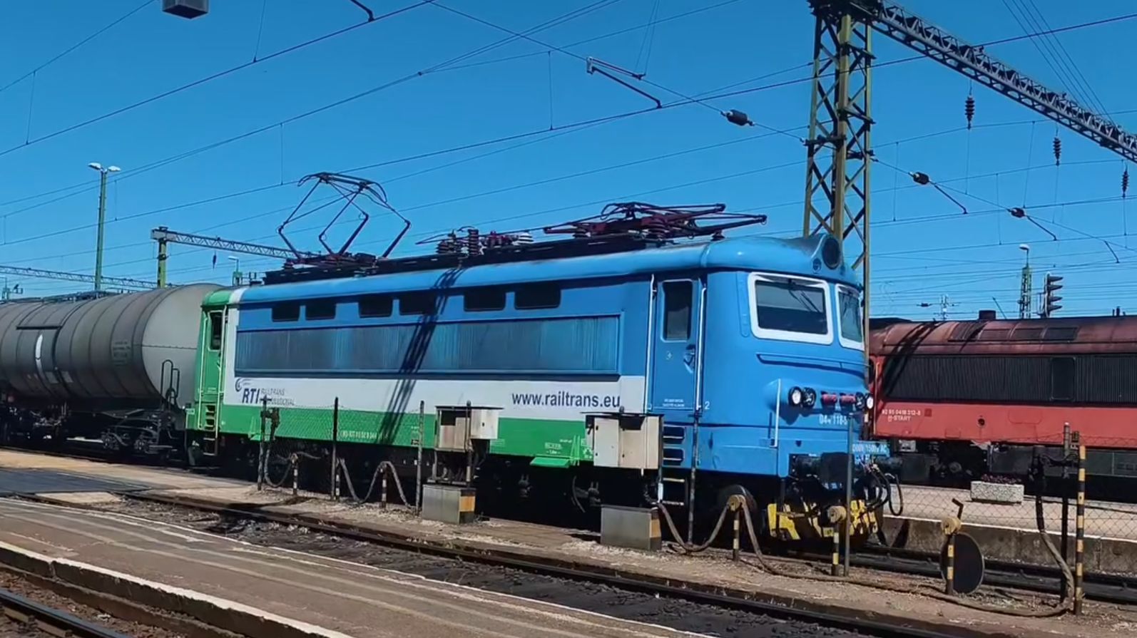 Электровоз Шкода с наливным поездом