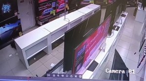 Разъяренный мужчина разбил 15 телевизоров в магазине Краснодара