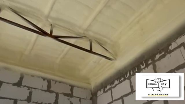 Холодная крыша из профлиста: как ППУ убирает конденсат и промерзание
