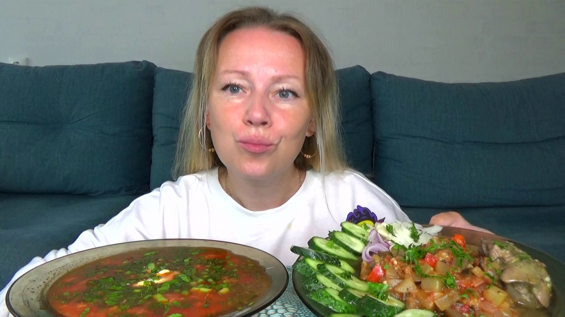Мукбанг от Яны борщ с мазиком, овощное рагу, чеснок и лук. Еда вкуснота.