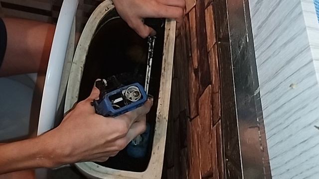 как отремонтировать сливной клапан в бачке униткааза ЛВЧД 2