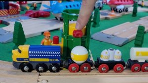 Деревянные поезда 🚂 Аэропорт, грузовые поезда, самолеты и вертолеты Игрушечное видео детям