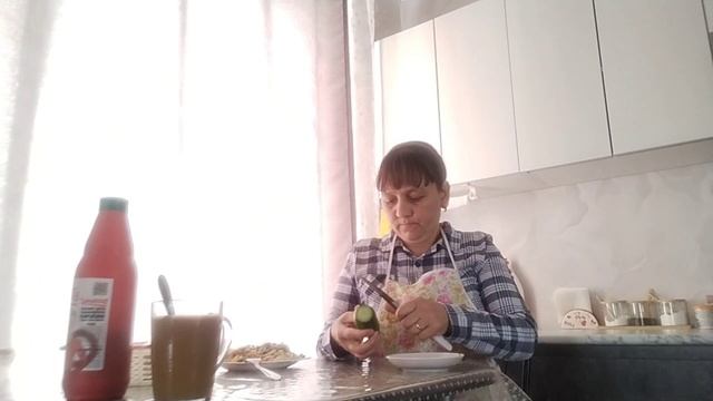 Продолжение влога: делюсь мыслями, племянник в гостях и чищу карасиков