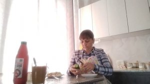 Продолжение влога: делюсь мыслями, племянник в гостях и чищу карасиков