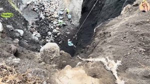 Строительство, шахтёры сбрасывают песок со стен карьера