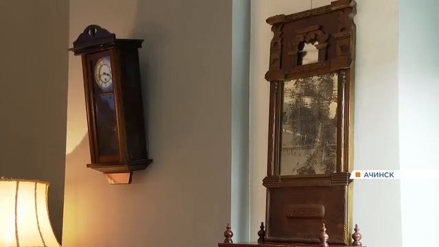 В Ачинске открылась необычная выставка старинных часов и зеркал