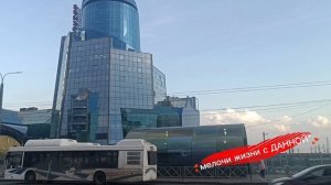 Немного погуляем по привокзальной площади. 
**СТРАННАЯ СВЯЗЬ**
ЗДЕСЬ МЫ провожаем и встречаем ВОКЗАЛ