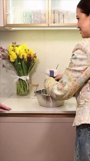 Яна Батыршина готовит белорусские драники(2)
