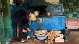 СТАРАЯ ОДИНОКАЯ БАБУШКА ЖИВЕТ В ГЛУХОЙ ИЗБЕ И ВЫЖИВАЕТ. ДОКУМЕНТАЛЬНЫЙ ФИЛЬМ 2