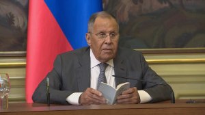 Лавров показал документ, который всегда носит с собой