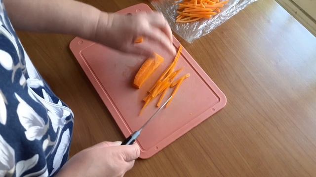 Куриные сердечки , горошек , лук , морковь  -  салат 👌