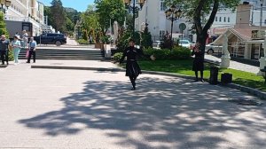 «Зажигательный танец джигитов на проспекте Ленина в Кисловодске»