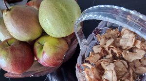 Как легко сделать яблочные чипсы. Яблоки впрок! Вкусное лакомство для взрослых и детей