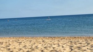 У моря постоянно меняется настроение и температура воды. Сегодня она очень холодная.