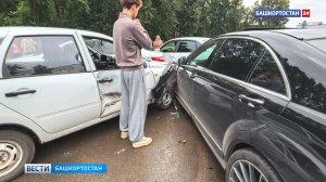 Лихач на иномарке протаранил 8 машин и сбежал в центре поселка в Башкирии