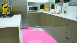 Алиса обменивает настоящие вещи на кинетический песок