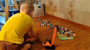 Серёжа играем с СИНИМ ТРАКТОРОМ И НОВЫМ АВТОКРАНОМ