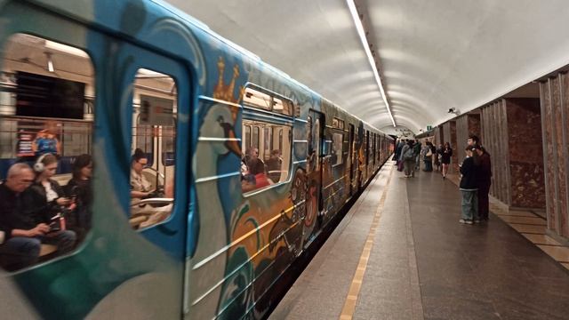 Прибытие темата Герои Народных Сказок на станцию Московские ворота 🔵